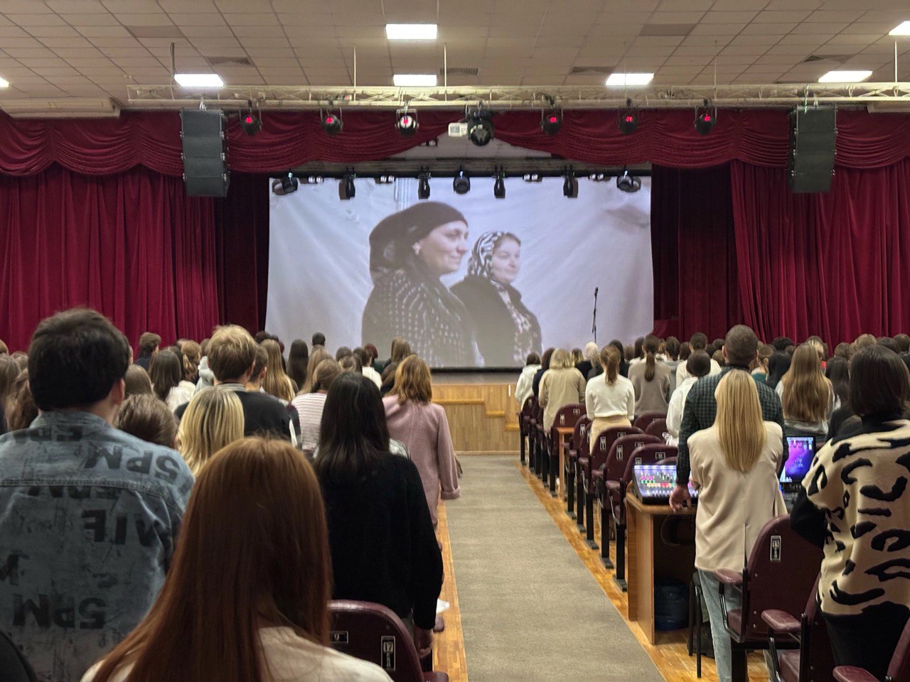 12 ноября студенты группы 23ИПО1 в сопровождении доцента кафедры ВИиО Семиной Н.В. приняли участие в Международном передвижном Фестивале Кино на службе Отечеству